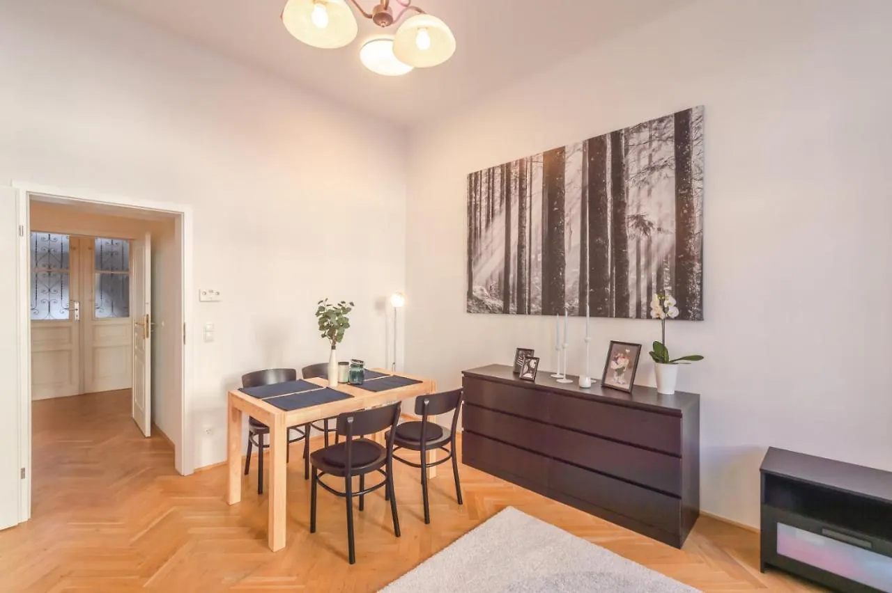 Beautiful 1 bedroom apartment near Schönbrunn palace Wien 0*,  Österrike